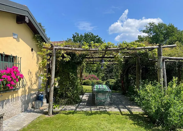 Casetta In Giardino Con Piscina Luino