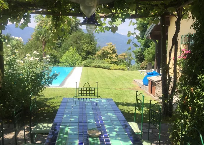 Casetta In Giardino Con Piscina Луино